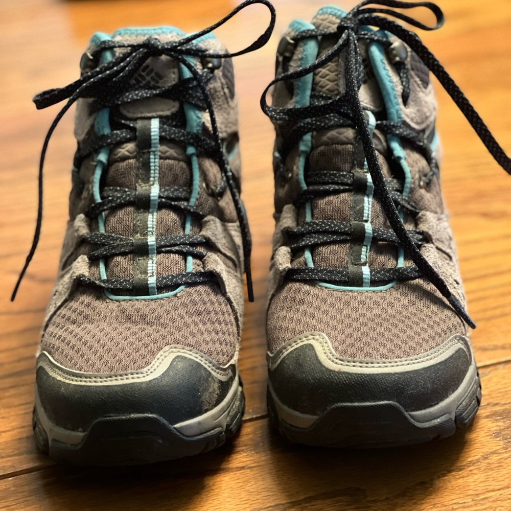 Columbia Women's Isoterra Mid Outdry Hiking Shoe. Size 6. Tan, brown, turquoise